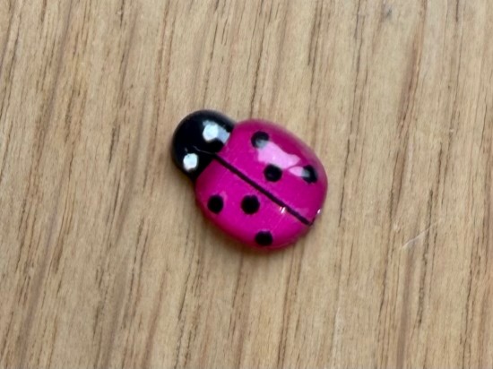 Lieveheersbeestje - 13 mm donker roze; per 2 stuks